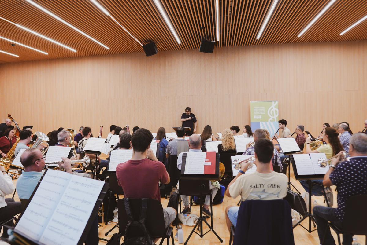 Assaig dels músics voluntaris a l’Alqueria Julià, seu de la FSMCV, preparant el concert solidari que omplirà de música i memòria el Teatre Astoria de Xiva. Miguel Ángel Calvo
