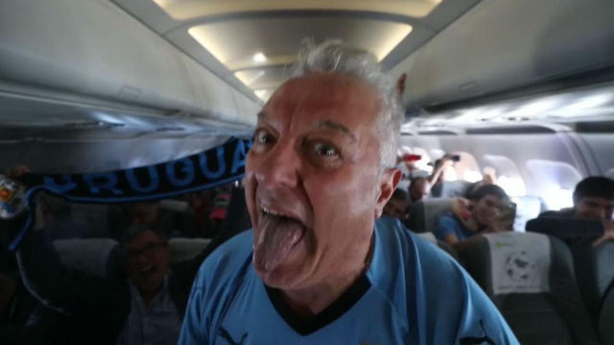 Así la lía la afición de Uruguay en un avión durante el Mundial