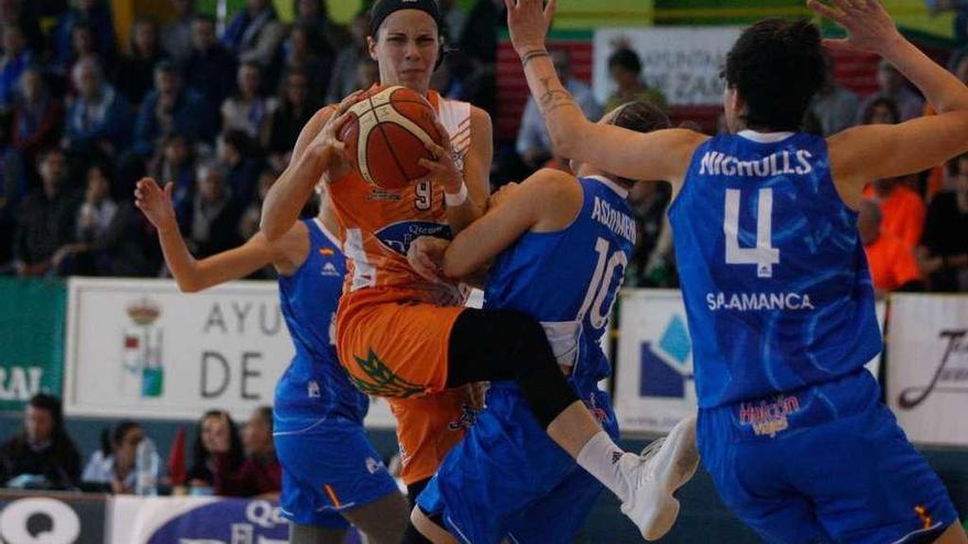 Marina Lizarazu choca con María Asurmendi durante el partido de la primera vuelta ante el Avenida.