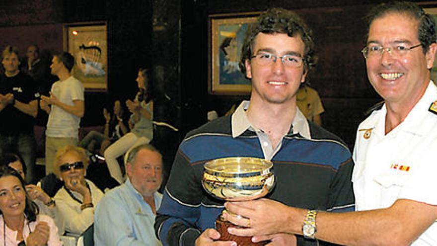 Joaquín Blanco Albalat recibe el trofeo de manos de Javier Franco, almirante jefe del Mando Naval de Canarias.  LP/DLP