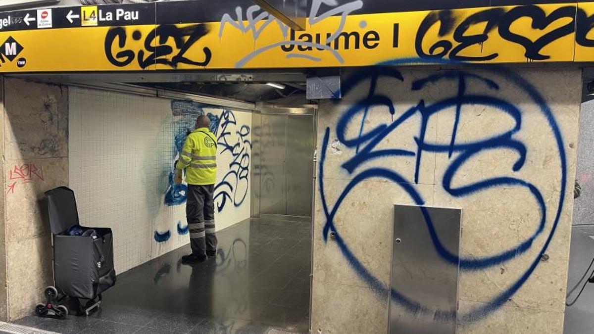 Así ha quedado la estación de metro de Jaume I después del acto vandálico