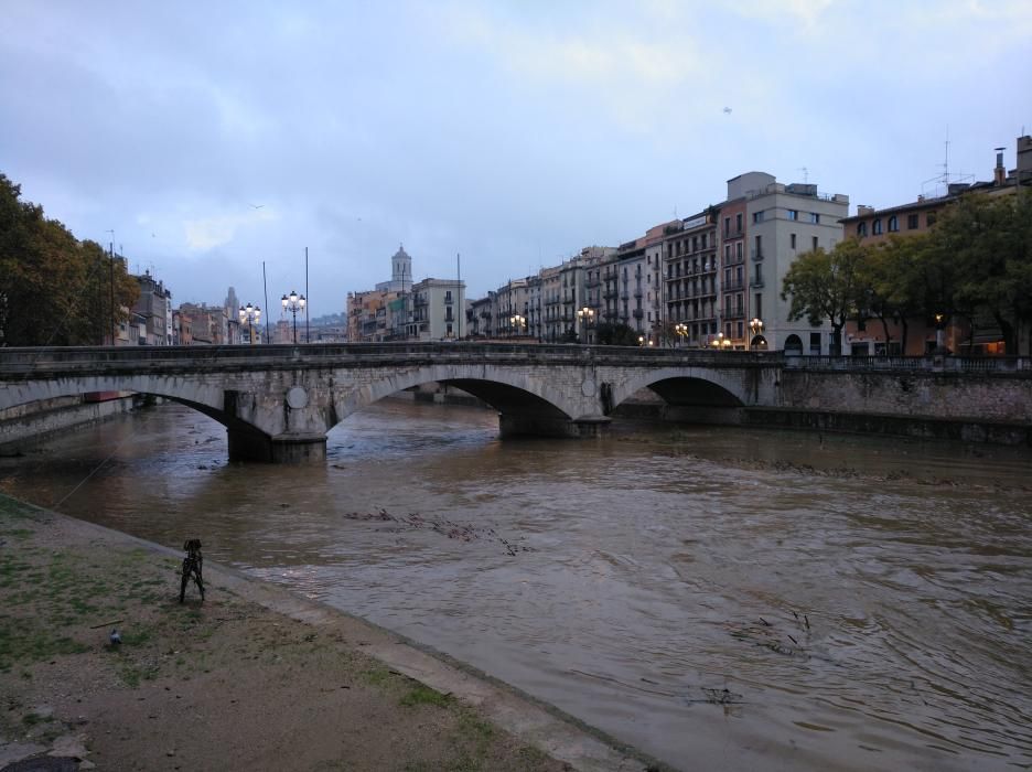 Les pluges intenses han fet pujar el cabal a l'Onyar, a Girona