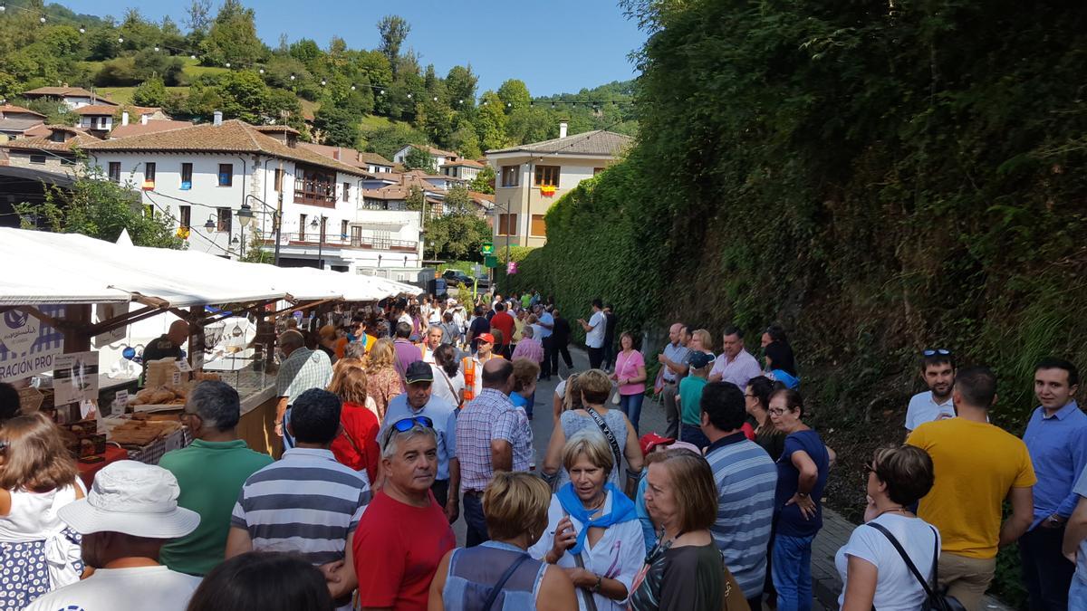 Ambiente festivo en Caso en una celebración del Día de Asturias.