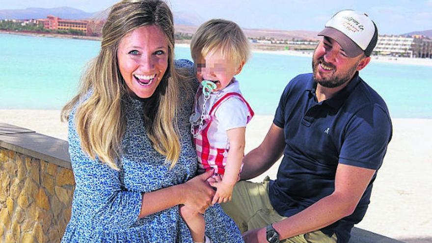 Maite, David y su hijo Lucas en el hotel de Fuerteventura en el que están alojados.