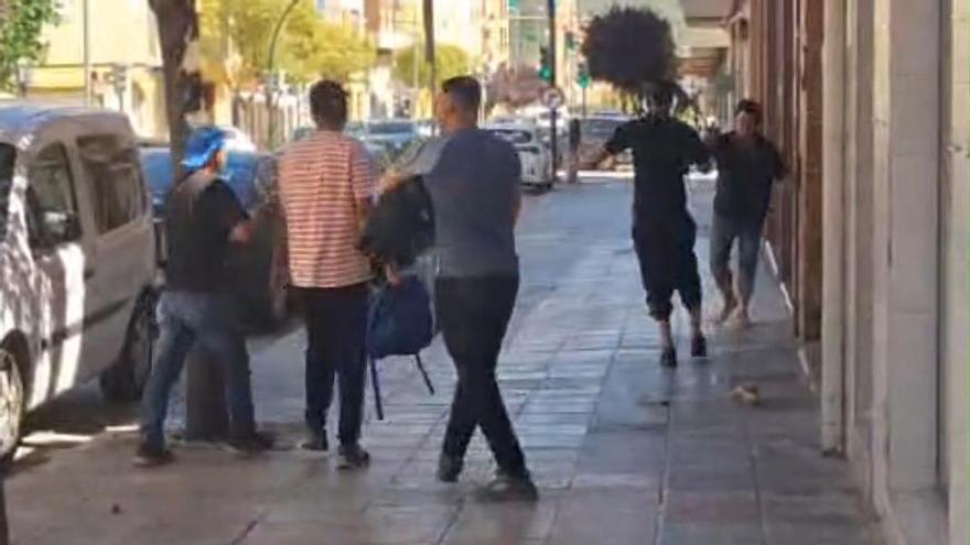Una persona mayor reconoce en el vídeo de la pelea a puñetazos de Cieza al hombre que le robó con el método del abrazo cariñoso