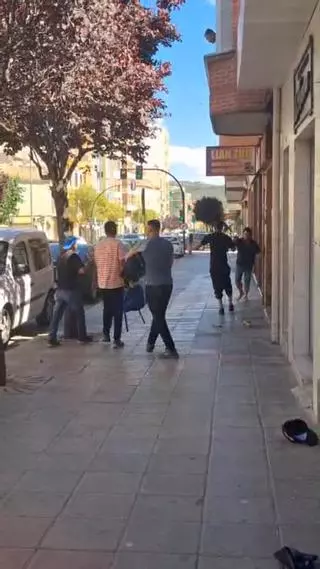 Una persona mayor reconoce en el vídeo de la pelea a puñetazos de Cieza al hombre que le robó con el método del abrazo cariñoso