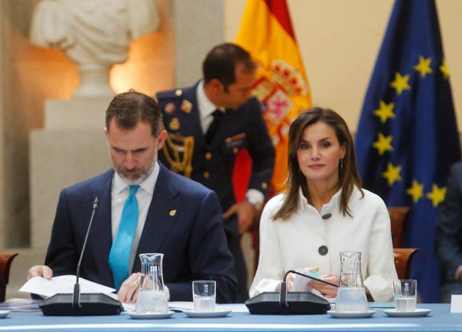 El look de Letizia Ortiz con chaqueta blanca y botones negros