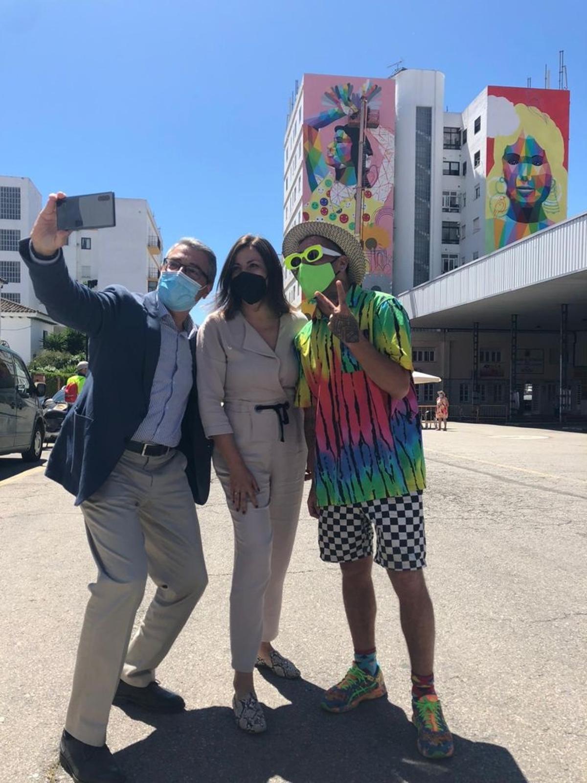 Francisco Salado se hace un selfie con la alcaldesa de Ronda, Maripaz Fernández, y el artista Okuda.