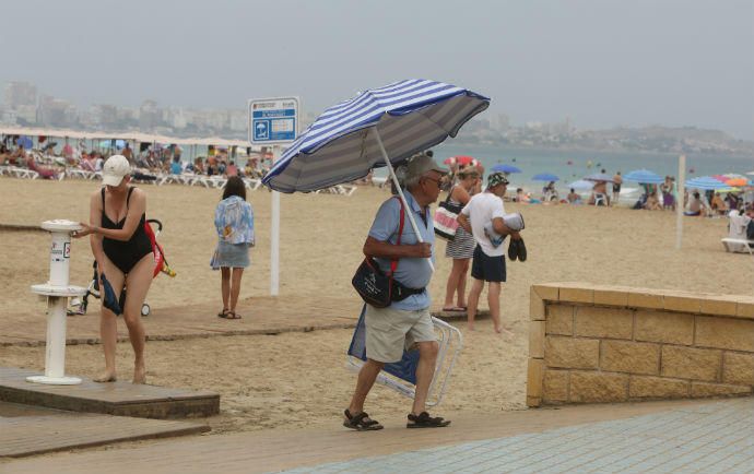 Lluvias en Alicante: a la playa con paraguas