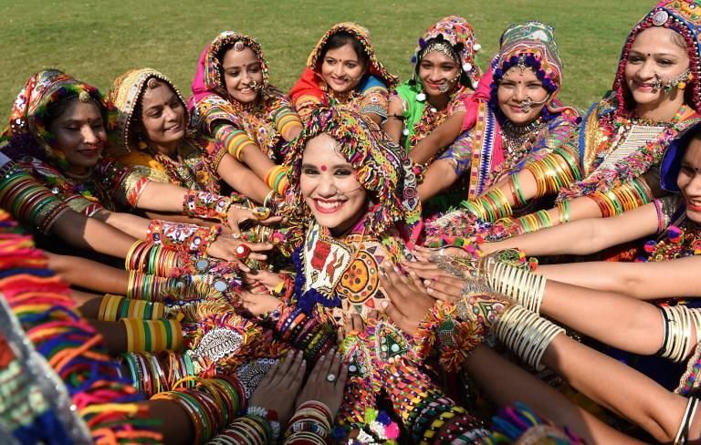 La coreógrafa Abha Shah posa con sus compañeras de baile durante una actuación en el festival ‘Navratri’. ( SAM PANTHAKY / AFP)