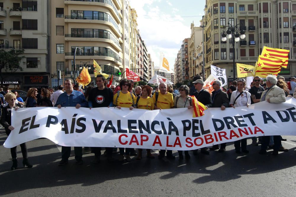 Manifestación en Valencia con motivo del 25 d'Abril