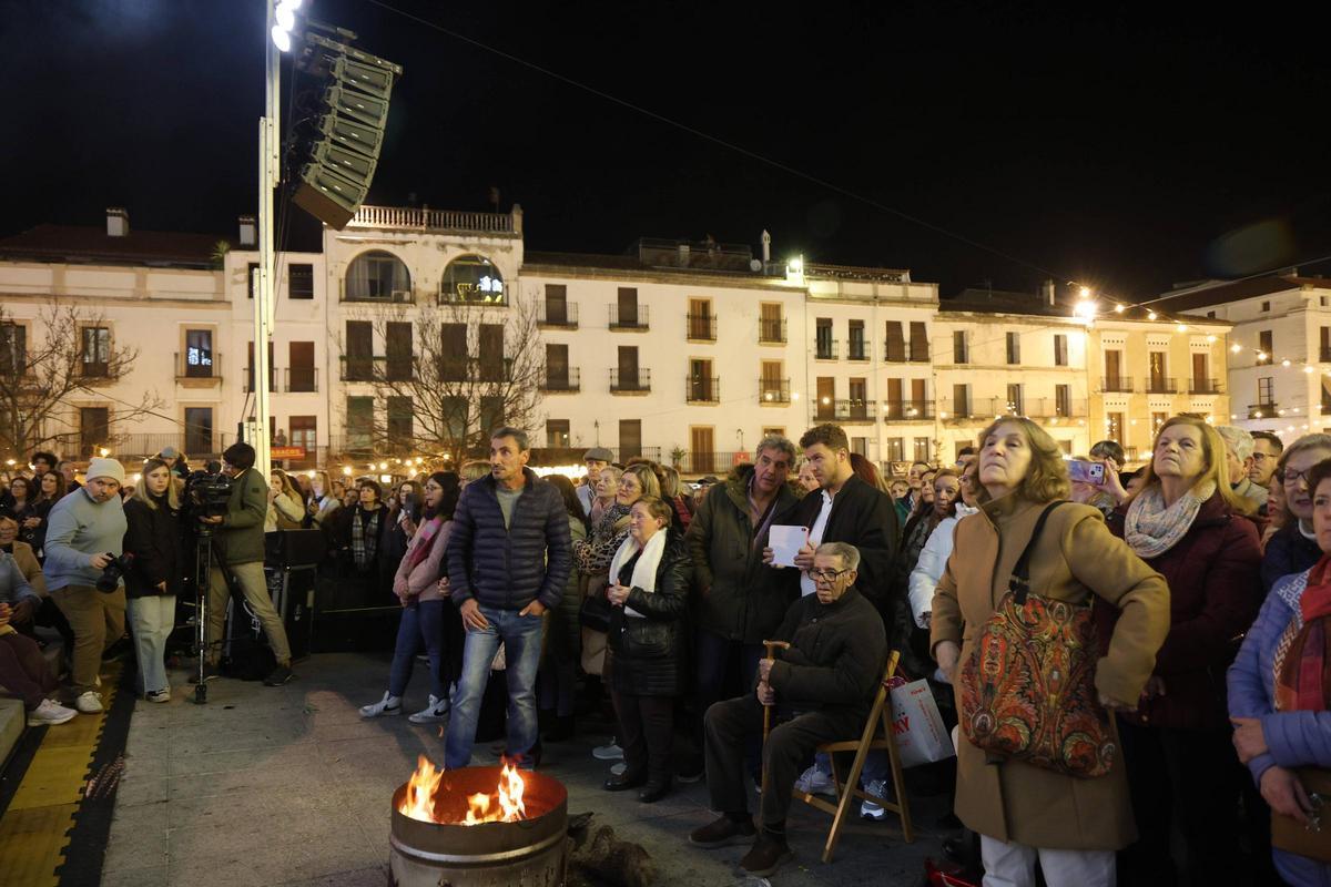 Fotogalería | Así ha sido la multitudinaria Zambombá flamenca en la plaza Mayor de Cáceres