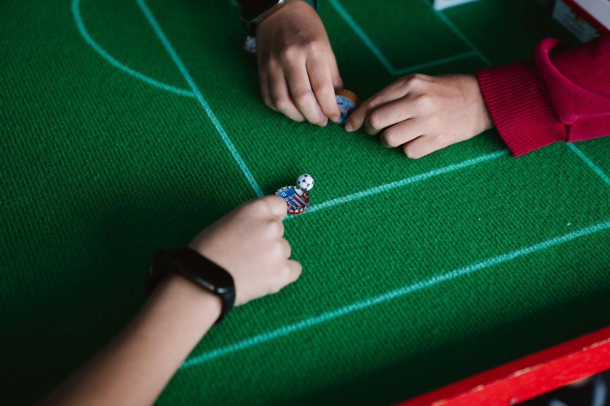 Niños juegan al fútbol chapa en el Colegio Claret de Madrid.