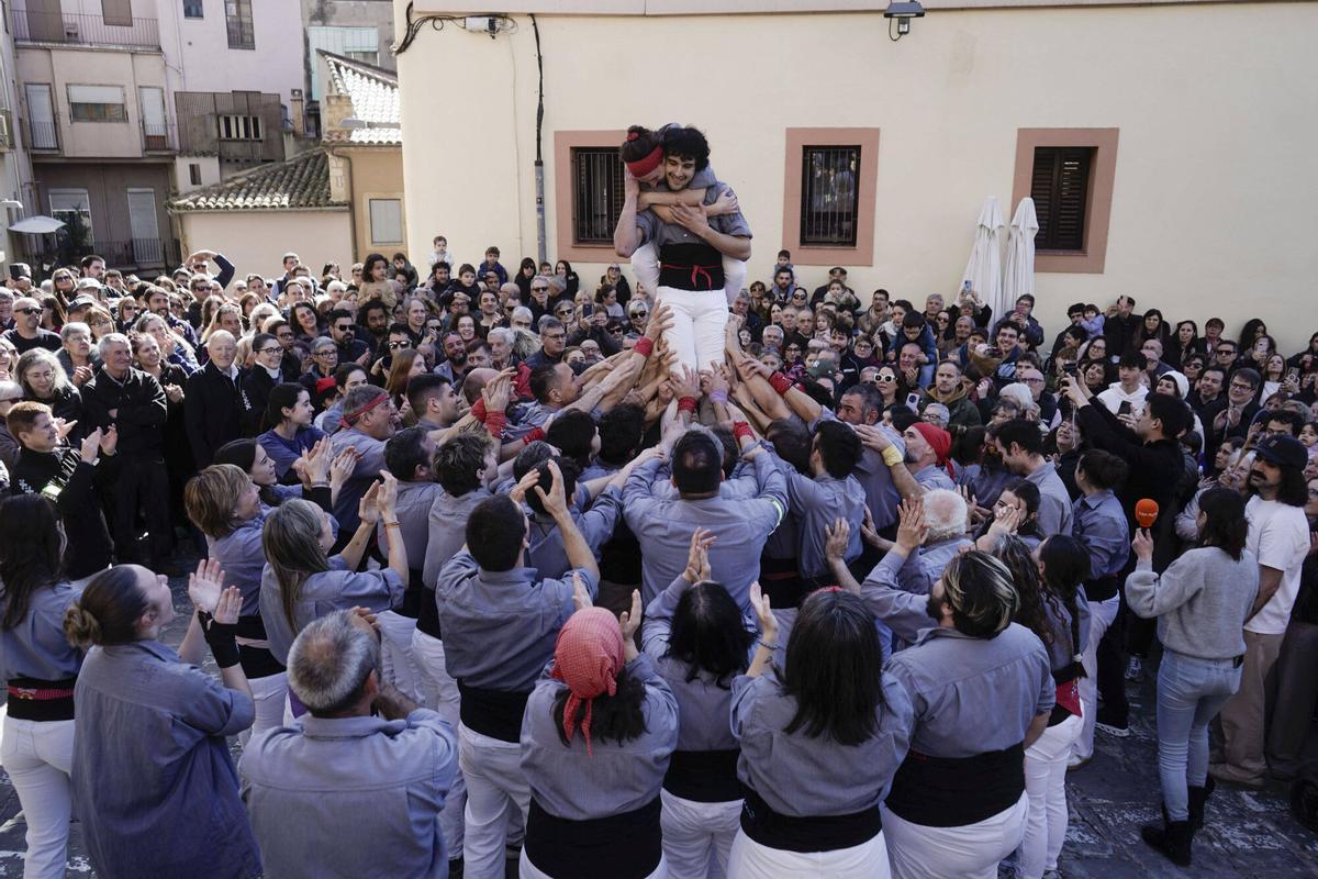 La pujada i baixada del pilar de quatre dels Tirallongues a Manresa