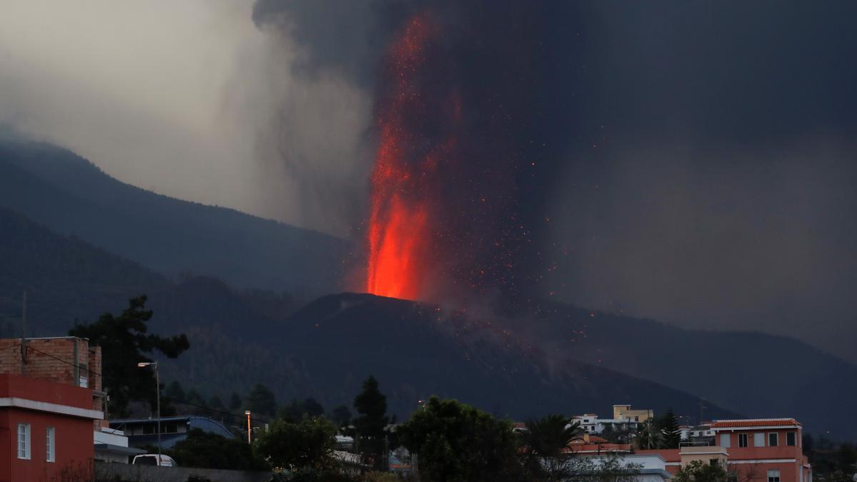 El volcán produce decenas de explosiones mientras sus coladas de lava avanzan muy lento.