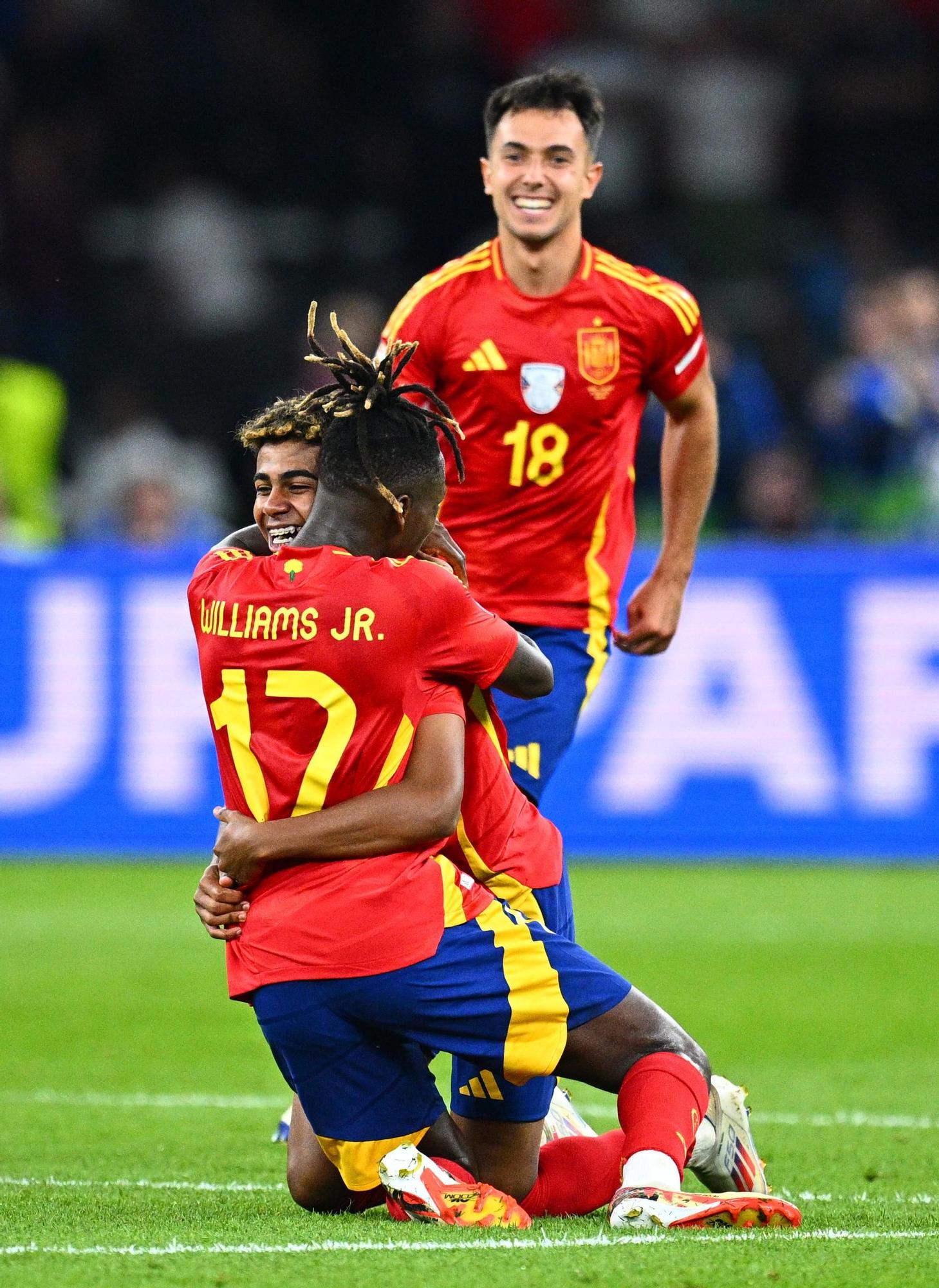 Lamine Yamal y Nico Williams celebrando la victoria de la Eurocopa 2024