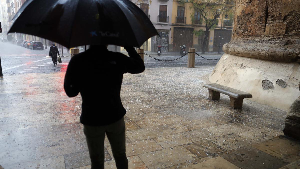 El tiempo en Valencia mañana anuncia lluvias y tormentas, según el pronóstico meteorológico de la Aemet.