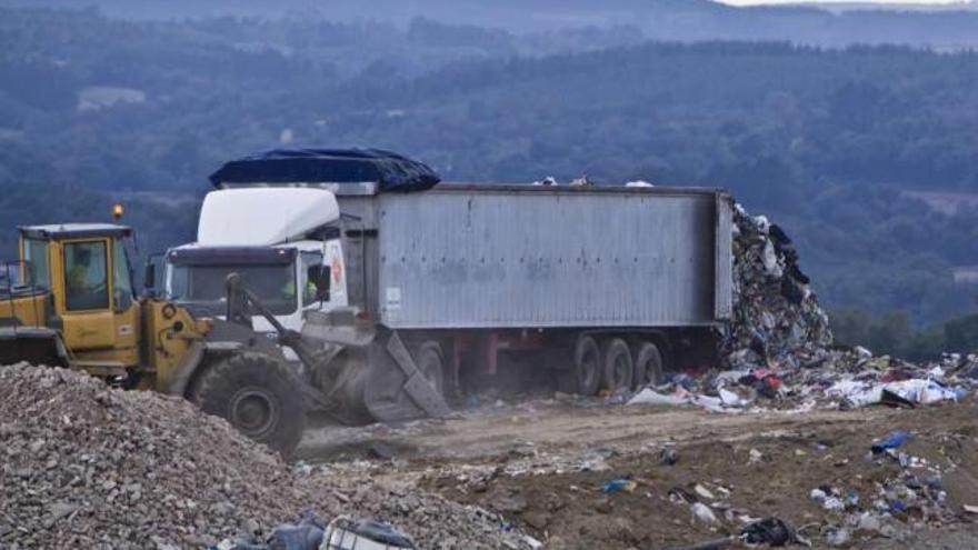 Un camión descarga la basura procedente de Nostián en un vertedero de Sobrado dos Monxes. / la opinión