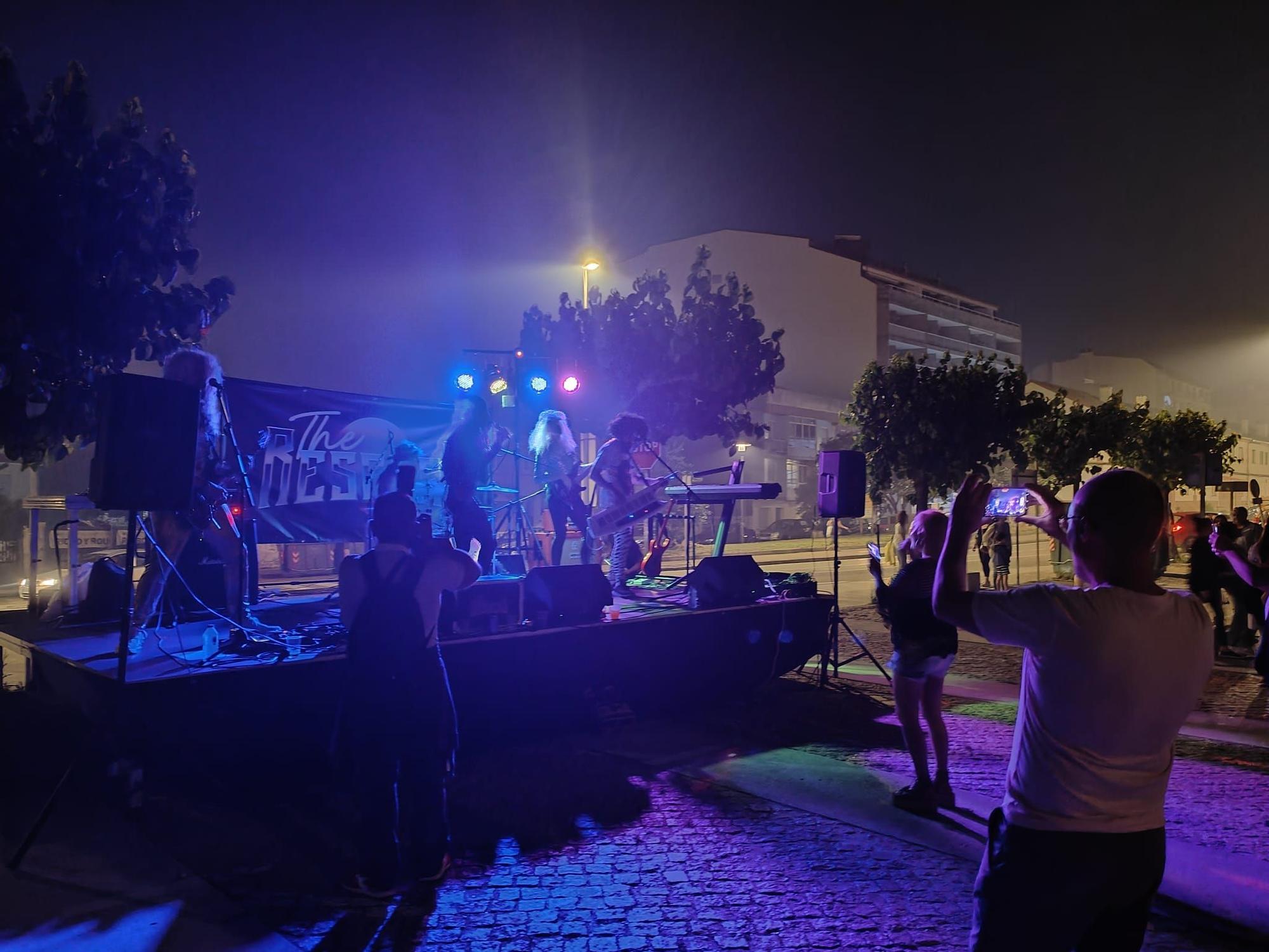 La noche de San Xoán en la céntrica playa de Rodeira, en Cangas