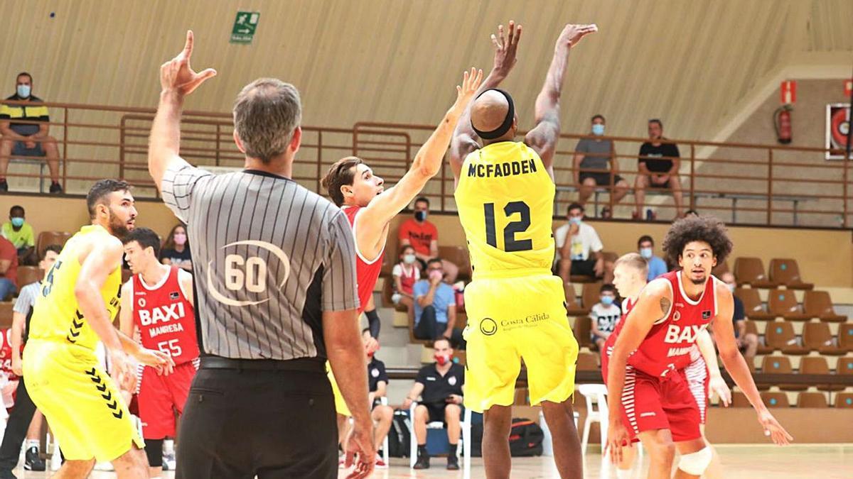 McFadden lanza un triple durante el partido ante el Baxi Manresa. | UCAM MURCIA CB