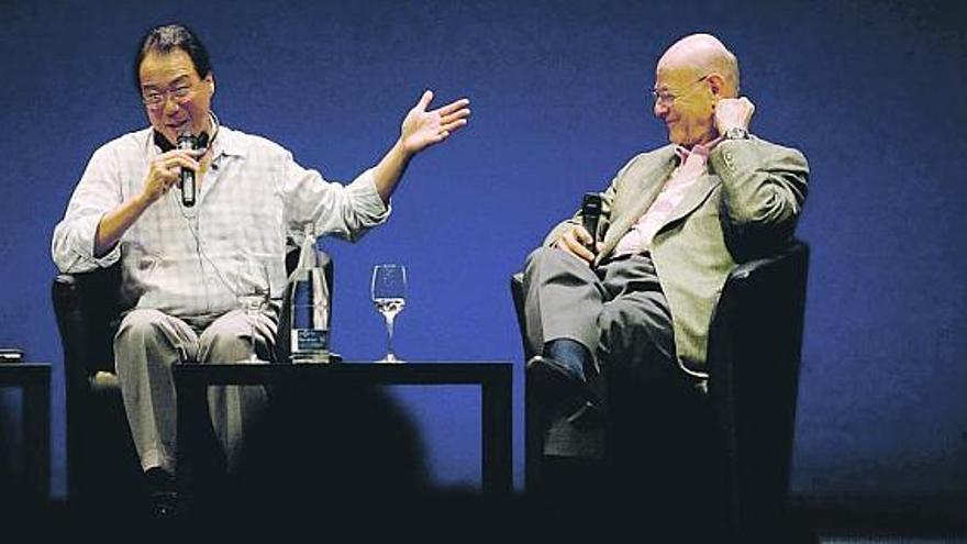 Yo-Yo Ma y Carlos Prieto, durante su encuentro con el público en el Palacio Valdés.