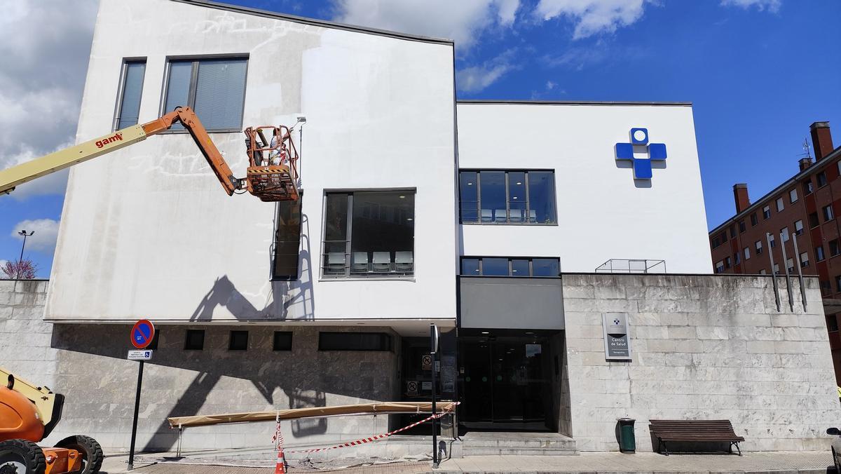 Las labores de pintado del centro de salud de Ventanielles.