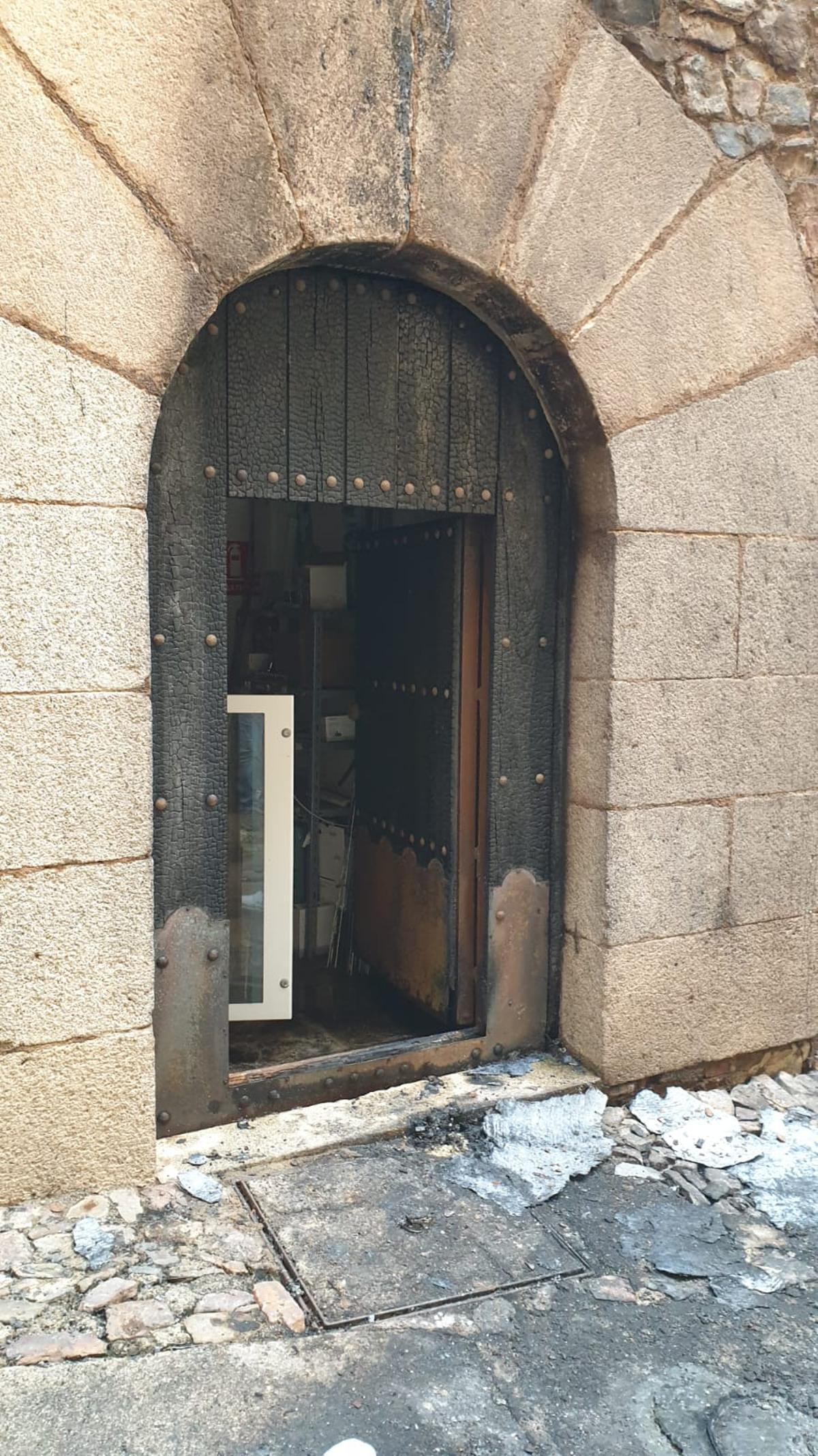 Fotogalería | Imágenes del incendio de una furgoneta en plena ciudad monumental del Cáceres