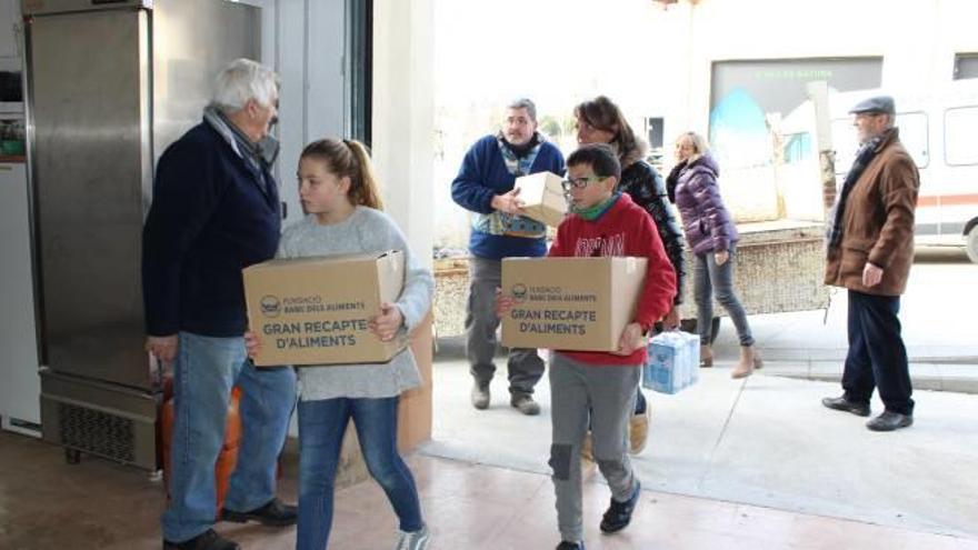 Alumnes de l&#039;escola Albert Vives en l&#039;entrega del menjar solidari