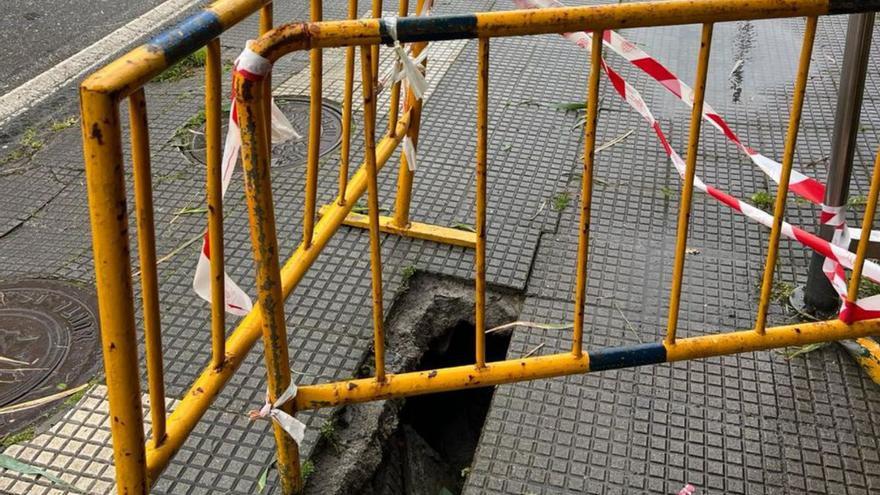 El socavón en la Avenida de Ourense.