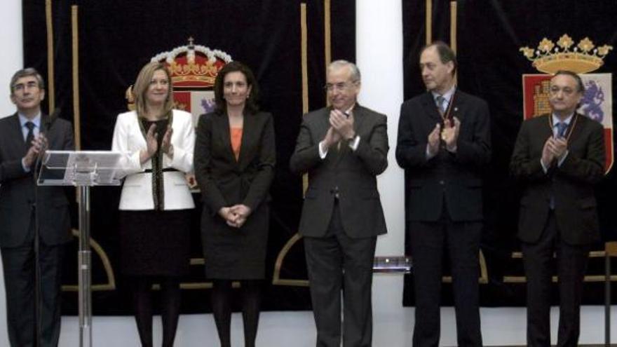 Pilar del Olmo, segunda por la izquierda, en la toma de posesión de los nuevos miembros del Consejo de Cuentas.