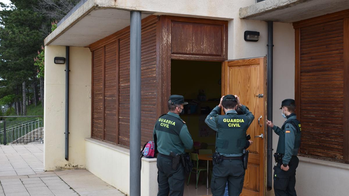 Los agentes inspeccionaron ayer los daños en los centros afectados de Morella.