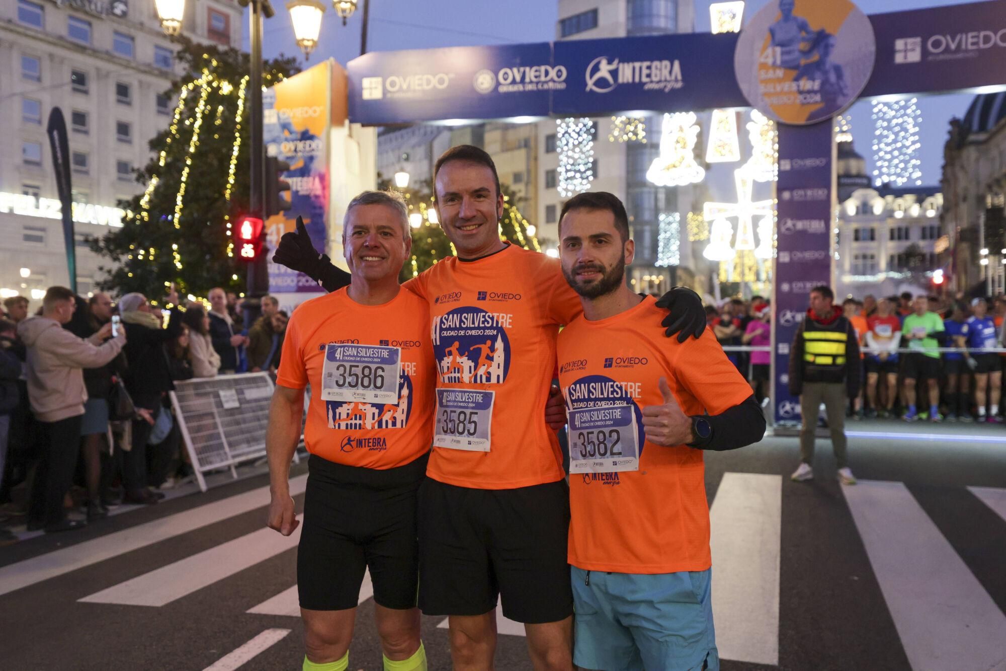 EN IMÁGENES: Alejandro Onís y Mariam Benkert saltan del segundo al primer puesto en la San Silvestre de Oviedo