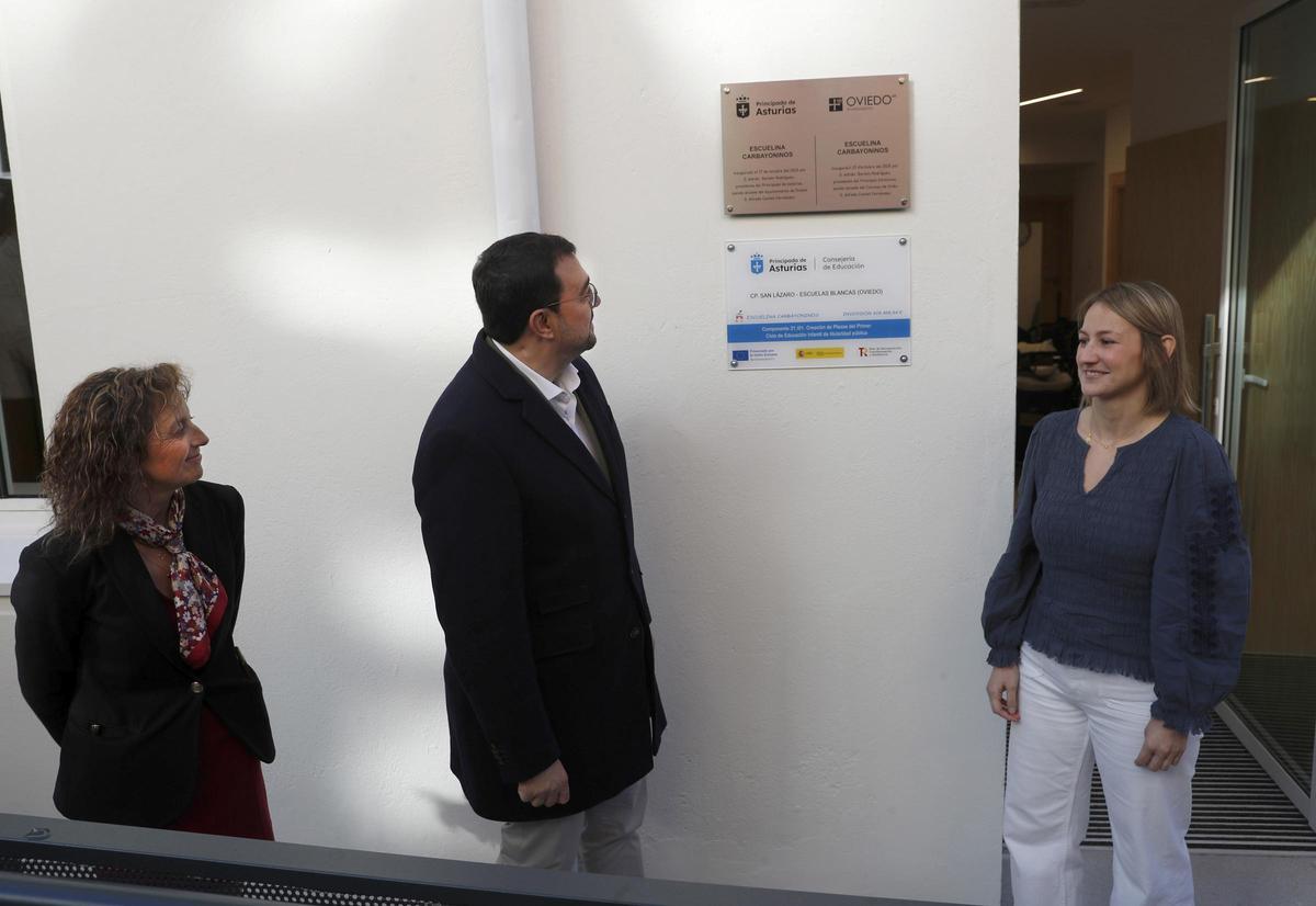 Por la izquierda, la consejera de Educación, Eva Ledo; el presidente del Principado, Adrián Barbón, y la directora de la escuelina, María Acera, durante la inauguración del centro.