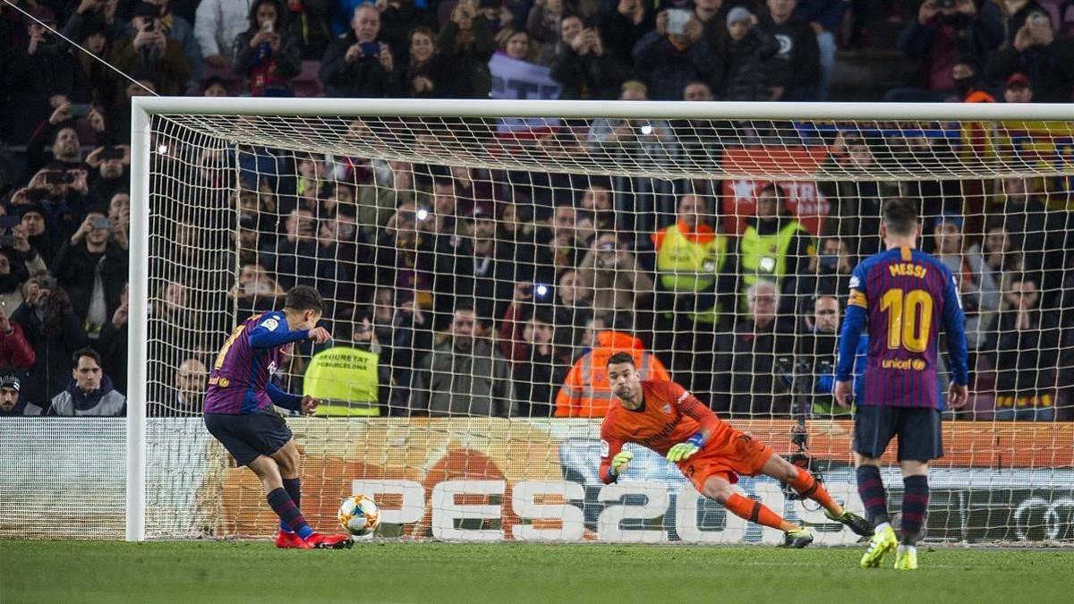 Coutinho anota de penalti el primer gol del Barça.