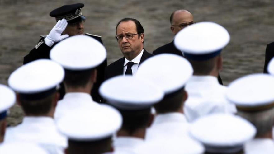 Hollande anuncia que la policía francesa podrá llevar armas cuando esté fuera de servicio