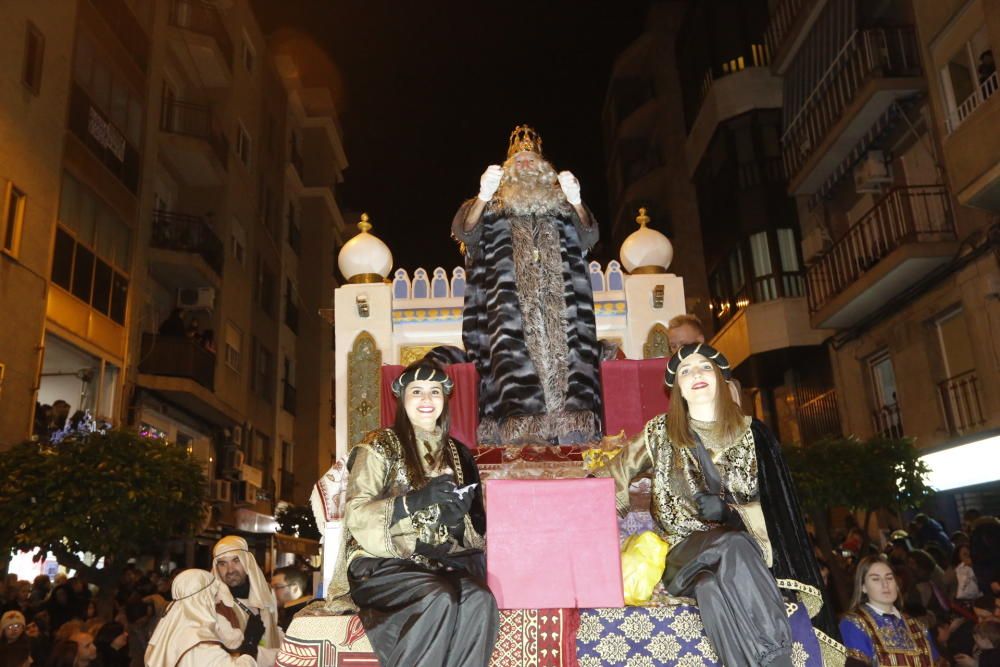 La cabalgata de los Reyes Magos en Elche ha recorrido el centro de la ciudad con 13 carrozas y más de 600 personas