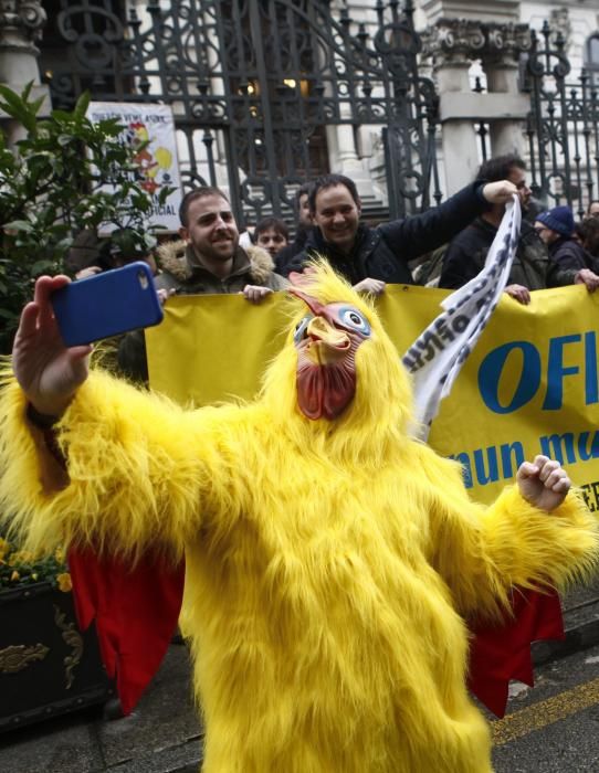 Protesta ante la junta por la oficilidad del asturiano