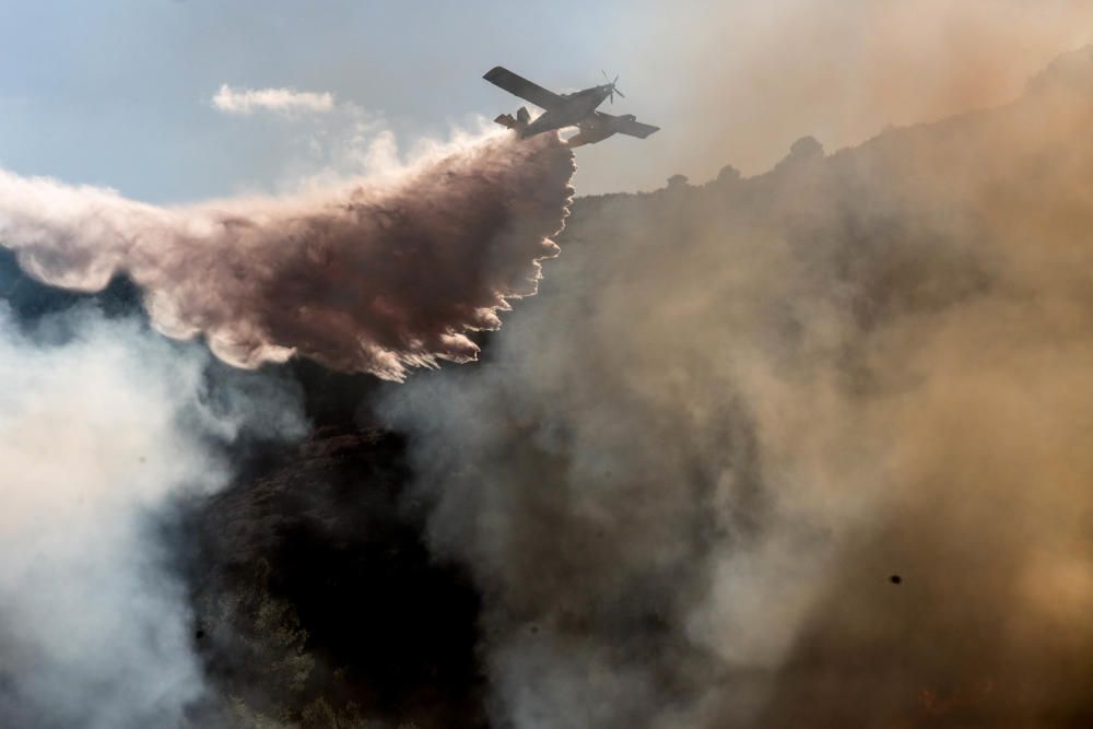 Un incendio forestal pone en alerta a la sierra de Aitana