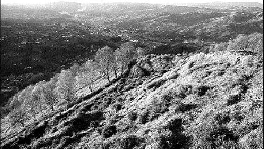 Una vista de la sierra de La Espada, en Langreo, con la zona urbana del concejo al fondo.