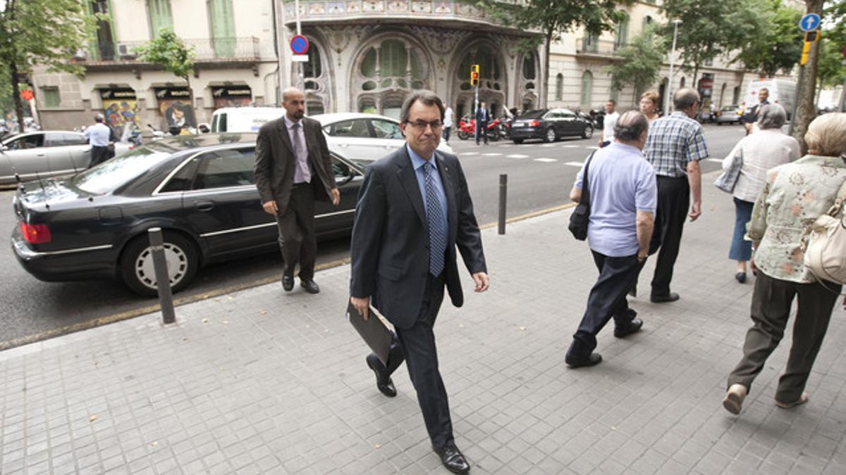 El 'president' Mas, ayer, en la puerta de la sede de Convergència de la calle de Còrsega.