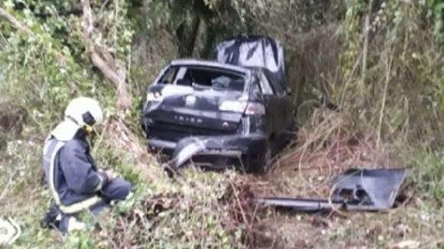 Un bombero en el lugar del accidente, en Carreño.