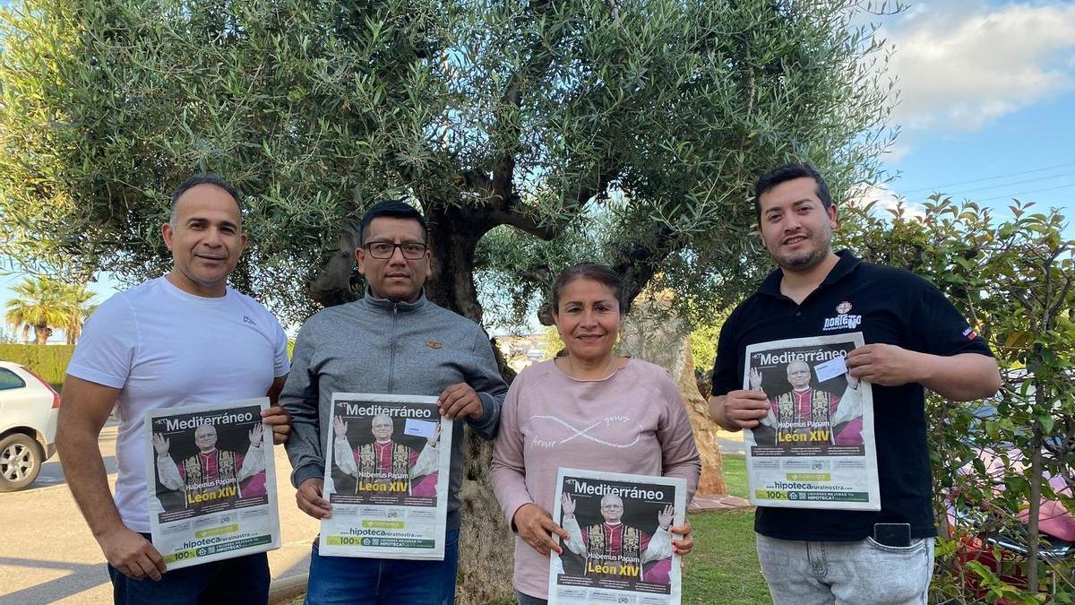 Los peruanos Roberto Merino, Helbert Ventosilla, Gladys María Cárdenas y Gaspar Bustamante posan con el ejemplar de 'Mediterráneo' de este viernes, con León XIV en portada.
