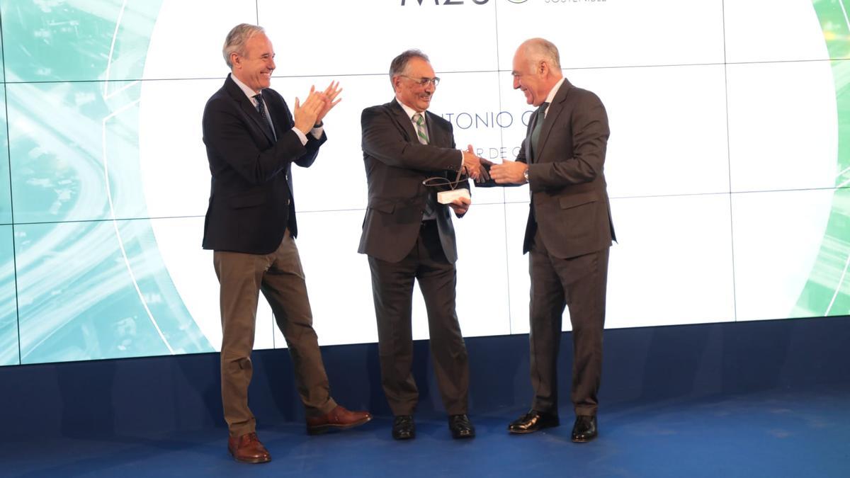 El presidente de Aragón, Jorge Azcón, junto a Antonio Cobo, exdirector de Opel España, que recibe el premio de honor del Mobility City de manos del director de la Fundación Ibercaja, José Luis Rodrigo.