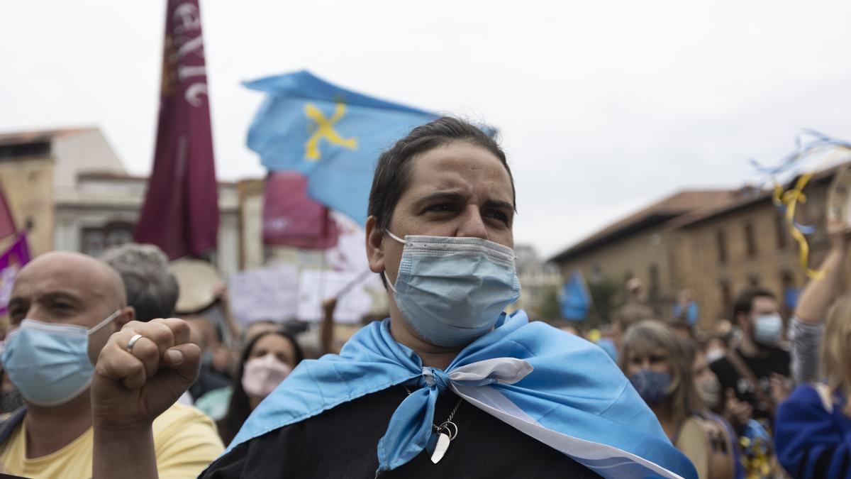 Los partidarios de la cooficialidad del asturiano se manifiestan en Oviedo