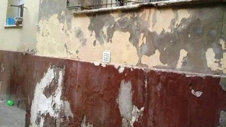Vecinos del Barrio de José Antonio denuncian el riesgo de caída de paredes y techos