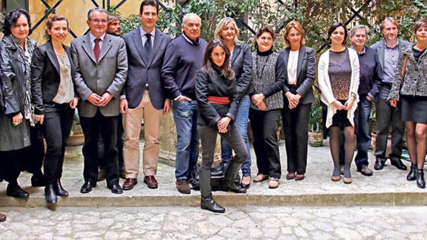 Los galeristas organizadores del ArtBrunch y los representantes políticos, ayer en el C. C. C. Pelaires.