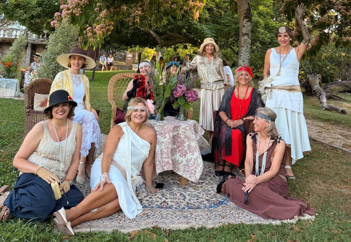 Bonnie Cooper (sentada a la izquierda) con amigas en la 'Garden party' de Castrelos.