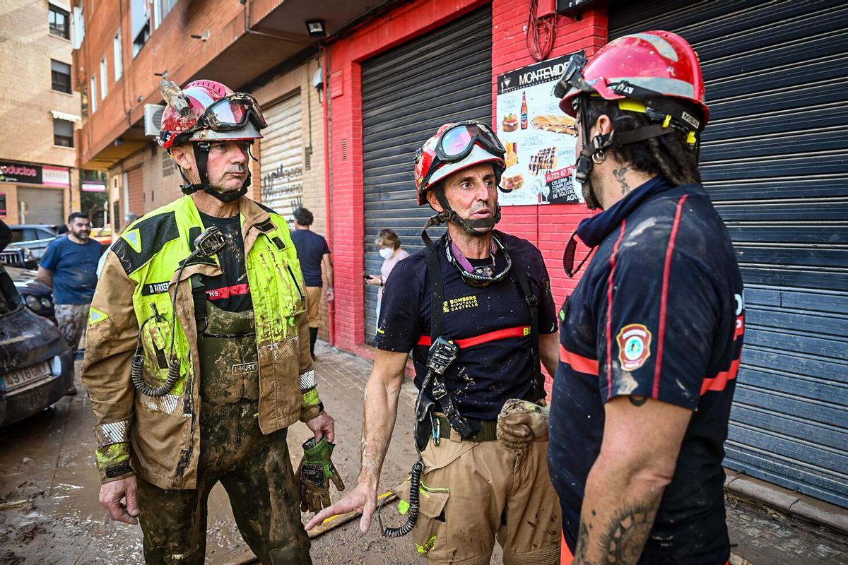 Bomberos actúan en los días posteriores a la dana del 29 de octubre de 2024.