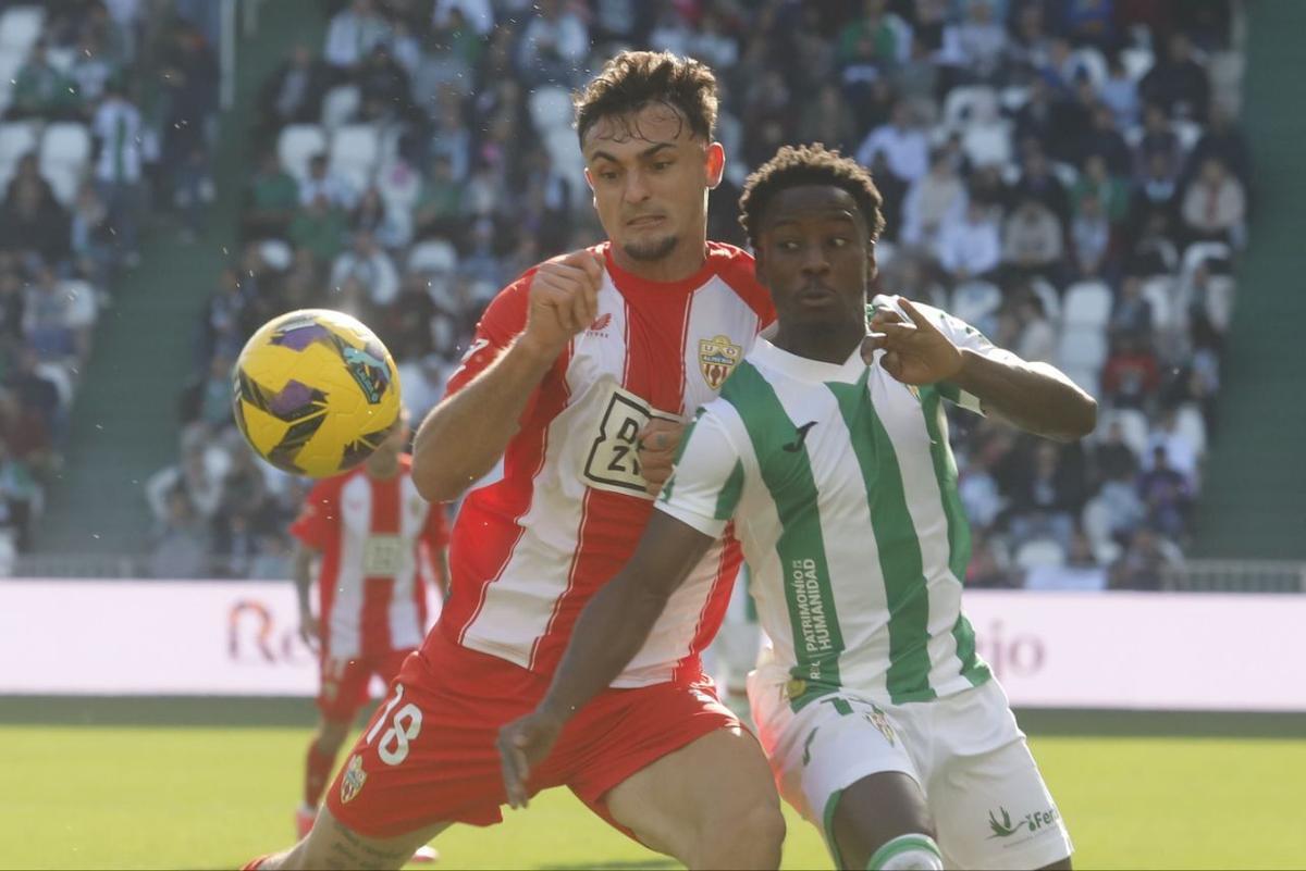 Adilson Mendes pugna con Arnau Puigmal, actualmente jugador del Atleti, en aquel Córdoba CF-Almería.