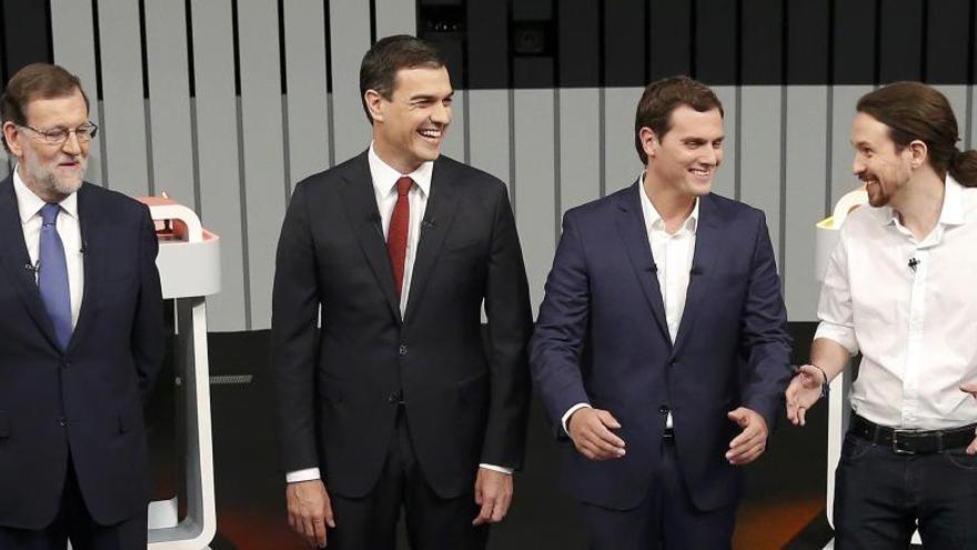 Los cuatro candidatos antes de empezar el debate a cuatro.